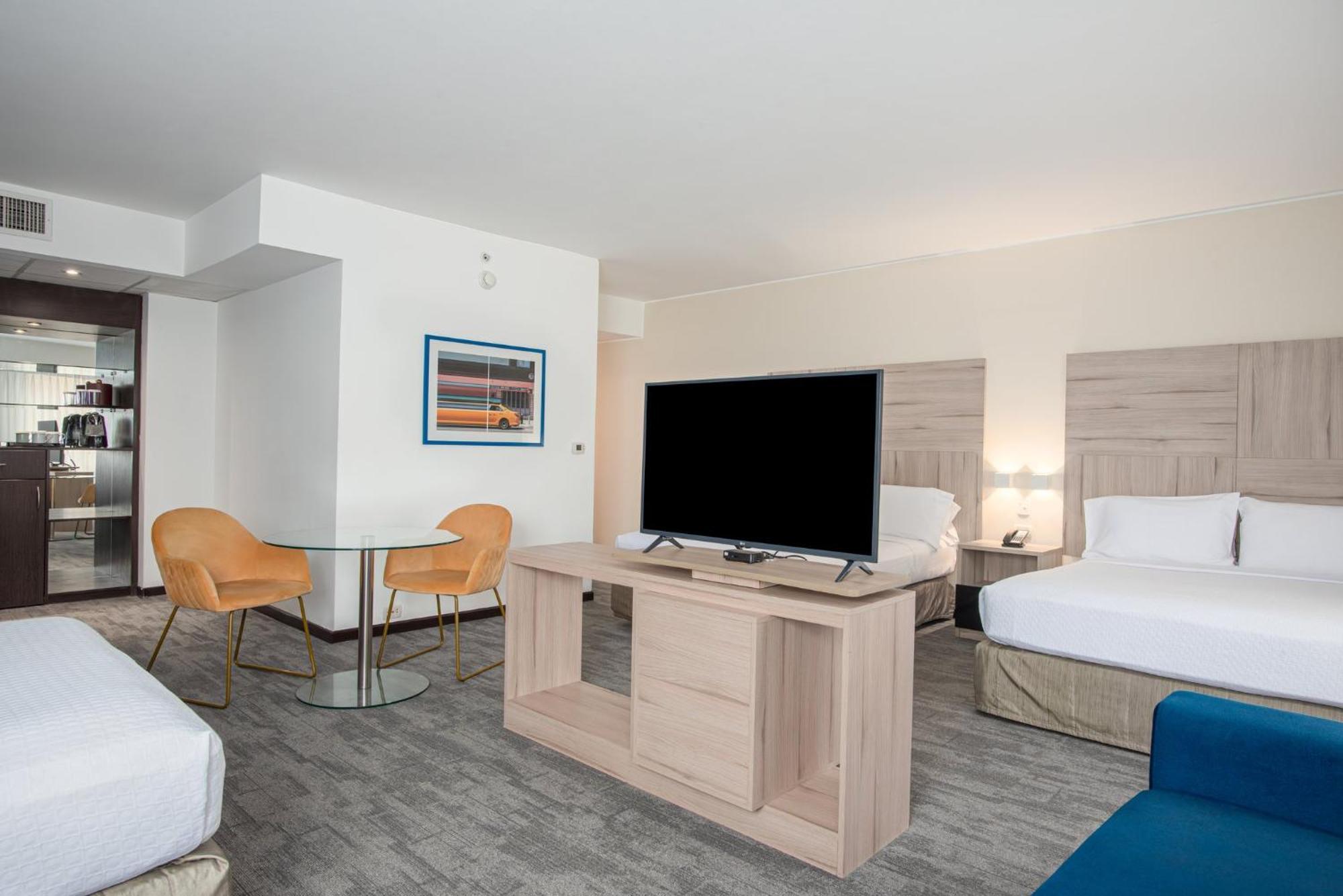 Crowne Plaza Lima By Ihg Hotell Eksteriør bilde A room at the Hilton Garden Inn in San Francisco
